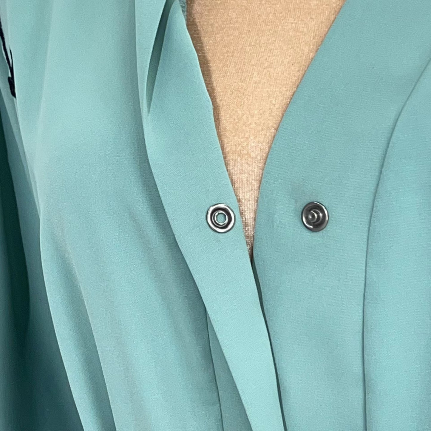 Elham Abaya mit Stickerei