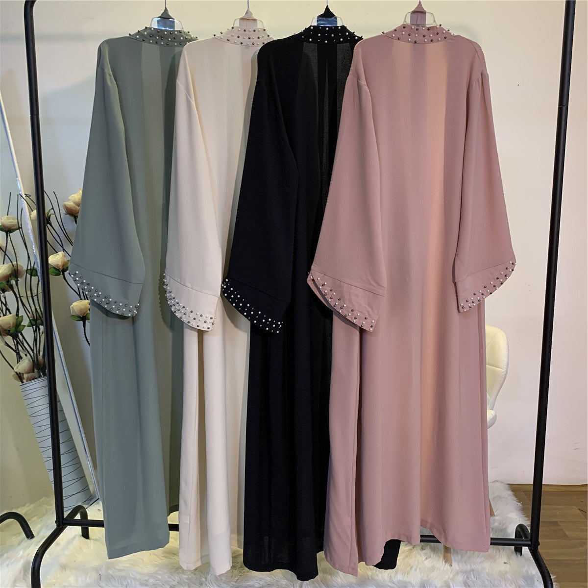 Abaya mit Perlenstickerei