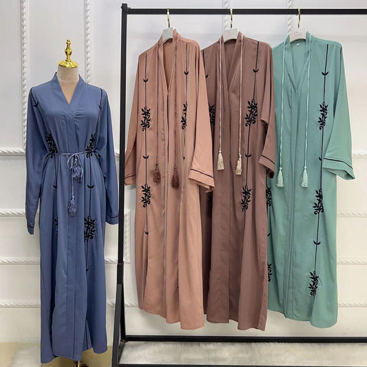 Elham Abaya mit Stickerei