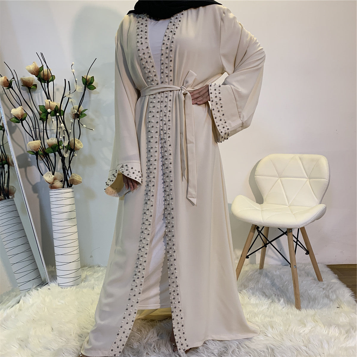 Abaya mit Perlenstickerei